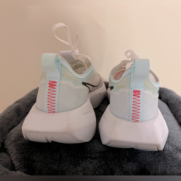 Nike - Picture 4 of 8